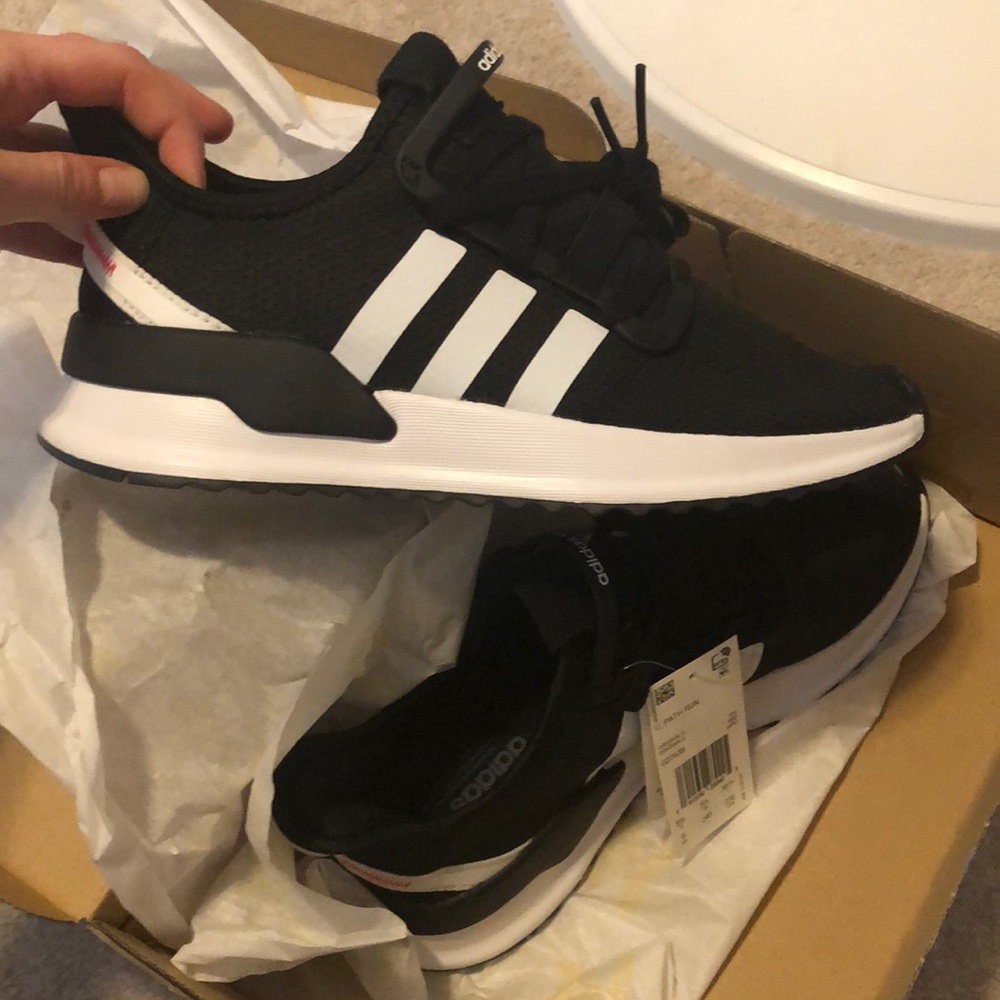 *BRAND NEW ADIDAS SHOES* never worn just tried on!